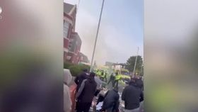 VIDEO Au fost proteste violente la priveghiul fetițelor ucise. O dubă a poliției a fost incendiată
